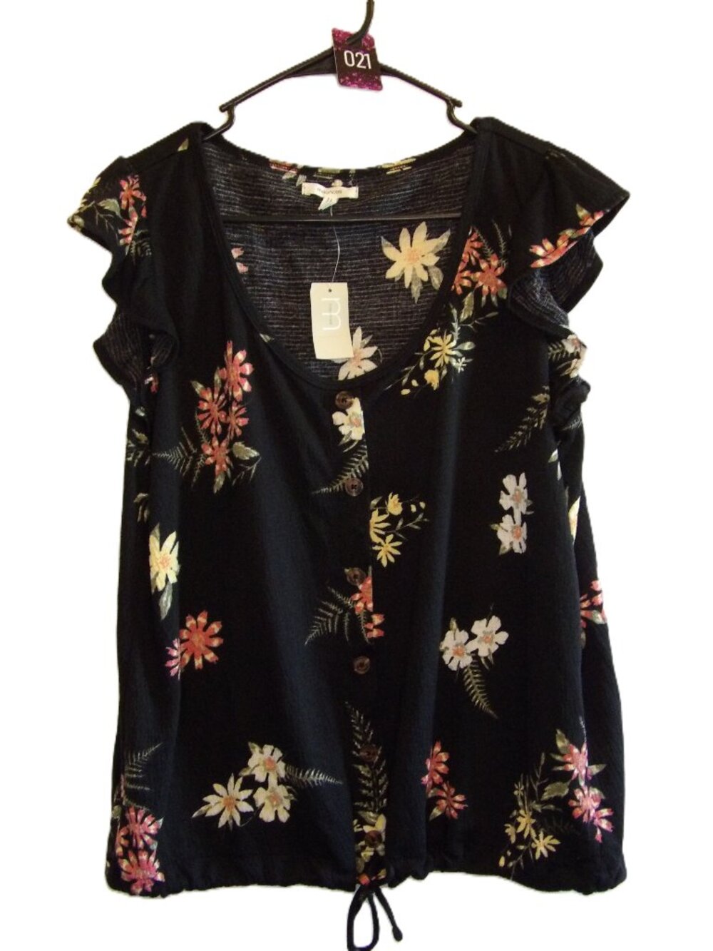 Maurices, NWT black floral button-down ruffle cap sleeve blouse (Women's large)